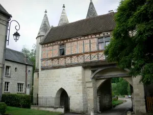 Longpont - Fortified gate of the abbey with its half-timbered floor and its turrets