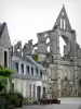 Longpont - Fassade der ehemaligen Abteikirche im gotischen Stil, Strassencafé, und Häuser des Dorfes