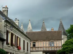 Longpont - Étage à colombages et tourelles de la porte fortifiée de l'abbaye, et façade de maison du village