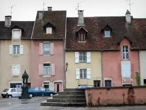 Lons-le-Saunier - Huizen met kleurrijke gevels van de Place de la Comedie