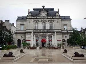 Lons-le-Saunier - Theater, Strassencafé und Brunnen des Platzes Liberté