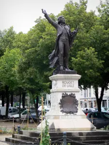 Lons-le-Saunier - Statua di Rouget de Lisle e alberi