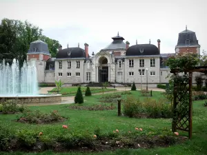 Lons-le-Saunier - Spa establishment (thermes) and its park (fountain with jets, paths, lawns, shrubs and rosebushes)