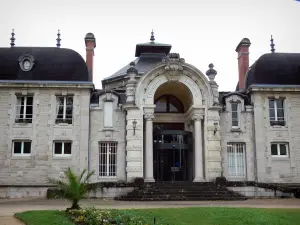 Lons-le-Saunier - Facade of the spa establishment (thermes)