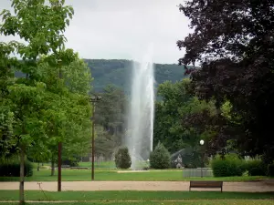 Lons-le-Saunier - Wooded park of the spa establishment (fountain with jets, trees, paths, shrubs, lawns and bench)