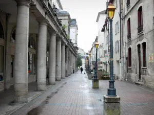 Lons-le-Saunier - Strasse Ronde mit Säulen des Theaters, Strassenlaternen, Geschäfte und Häuserfassaden