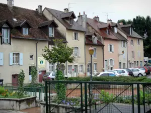 Lons-le-Saunier - Häuserfassaden des Platzes Comédie