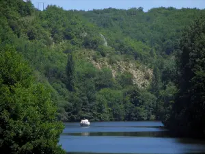 Lot valley - Lot river with a boat and trees along the water, in the Quercy