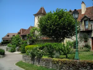 Loubressac - Lantaarnpaal, straat en huizen van het middeleeuwse dorp in de Quercy