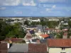 Loudun - Ver sobre los tejados de la ciudad, los árboles y el campo circundante, nubes en el cielo