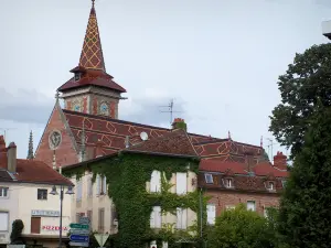 Louhans - Église Saint-Pierre au toit de tuiles vernissées et maisons de la ville