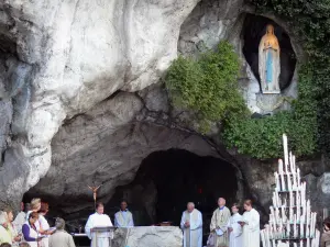 Lourdes - Domaine de la Grotte (santuari, città religiosa): grotta di Massabielle (grotta miracolosa) e l'alloggiamento di nicchia ogivale, una statua della Vergine (luogo dell'apparizione della Vergine a Bernadette Soubirous)