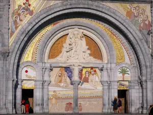 Lourdes - Gebiet der Grotte (Heiligtümer, Wallfahrt): Basilika-Portal und Tympanon der Basilika Notre-Dame du Rosaire in neubyzantinischem Stil