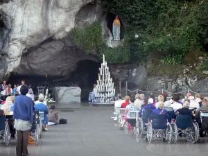 Lourdes - Domaine de la Grotte (sanctuaires, cité religieuse) : grotte de Massabielle (grotte miraculeuse) et sa niche ogivale abritant une statue de la Vierge (emplacement de l'apparition de la Vierge à Bernadette Soubirous)