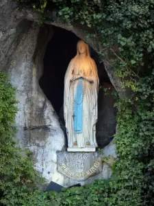 Lourdes - Gebiet der Grotte (Heiligtümer, religiöse Stätte): Grotte von Massabielle (wundertätige Grotte): Statue der Heiligen Maria (Stelle der Marienerscheinung zu Bernadette Soubirous)