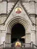 Lourdes - Domaine de la Grotte (santuari, città religiosa): facciata della Basilica dell'Immacolata Concezione (Basilica Superiore) in stile neogotico con mosaico medaglione raffigurante Pio X (basso) e il cameo di Pio IX (in alto)