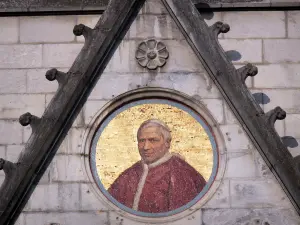 Lourdes - Domaine de la Grotte (santuari, città religiosa): mosaico medaglione di Pio IX, sulla facciata della Basilica dell'Immacolata Concezione (Chiesa superiore)