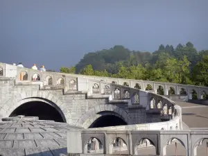 Lourdes - Gebiet der Grotte (Heiligtümer, religiöse Stätte): Steigung führend zu der Basilika Immaculée Conception (Obere Basilika)