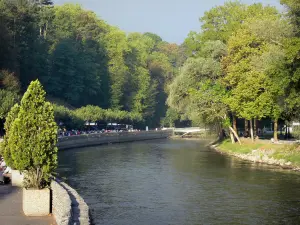 Lourdes - Domaine de la Grotte (sanctuaires, cité religieuse) : gave de Pau (cours d'eau) et rives plantées d'arbres