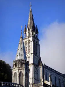 Lourdes - Domaine de la Grotte (sanctuaires, cité religieuse) : tourelle et clocher de la basilique de l'Immaculée Conception (basilique supérieure) de style néogothique