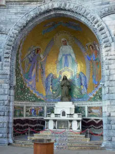 Lourdes - Domaine de la Grotte (sanctuaires, cité religieuse) : autel et mosaïque