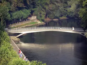 Lourdes - Pont enjambant le Gave de Pau (cours d'eau), arbres au bord de l'eau