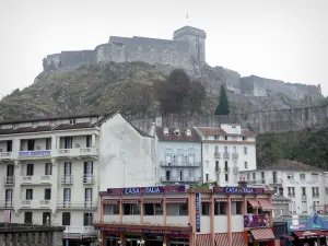 Lourdes - Castello (fortezza) che domina gli edifici della città