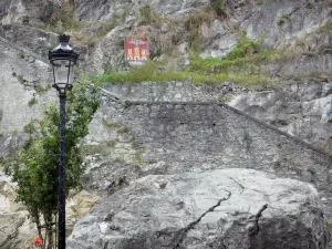 Lourdes - Lampione in primo piano, Lourdes cresta e salire al castello