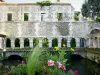 Louviers - Chiostro dell'ex convento dei Penitenti (Penitenti chiostro) su un braccio del fiume Eure, i fiori in primo piano