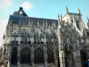 Louviers - Notre Dame: la fachada sur y pórtico de estilo gótico