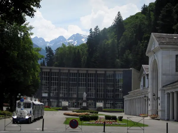 Luchon - Spa (edificios del balneario), los trenes turísticos, los árboles y las montañas de los Pirineos