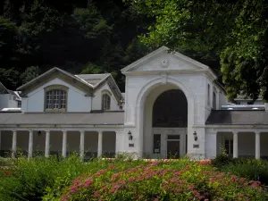 Luchon - Thermalbäder (Thermal-Gebäude) und Sträucher