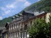 Luchon - Häuser des Kurortes und Berge