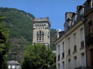 Luchon - Hausfassaden und Kirchturm der Kirche des Kurortes