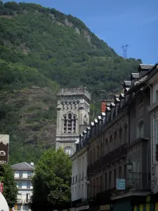 Luchon - Kirchturm der Kirche, Fassaden der Häuser des Kurortes und Berg der die Gesamtheit beherrscht