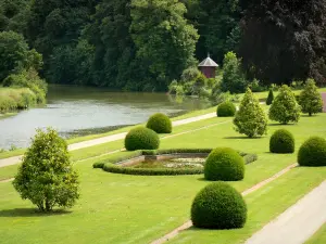 Le Lude castle - Gardens of Le Lude castle: lower garden (French-style formal garden) along River Loir
