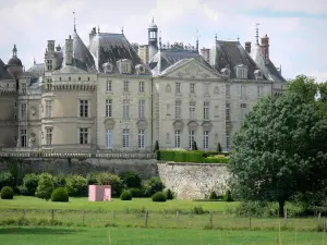 Le Lude castle - Louis XVI facade (classical style), Francis I facade (Renaissance), round towers and castle gardens