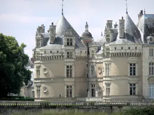 Le Lude castle - Round towers and Francis I facade (Renaissance)