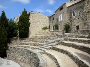 Lurs - Théâtre de plein air et maisons en pierre du village