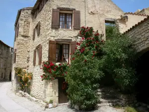 Lurs - Stone house with rosebushes (climbing roses)