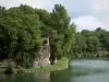 Lussac-les-Châteaux - Pond, shore and trees