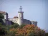 Lussan - Lussan kasteel met zijn toren bekroond door een klokkentoren, bomen op de voorgrond