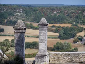Lussan - Pilares en el primer plano con vistas al paisaje de los alrededores