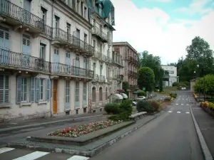 Luxeuil-les-Bains - Gebouwen in de Avenue des Thermes en Casino van de spa op de achtergrond