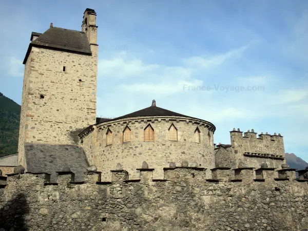 Luz-Saint-Sauveur church - Saint-André fortified church (church of the Templars) and its crenellated walls