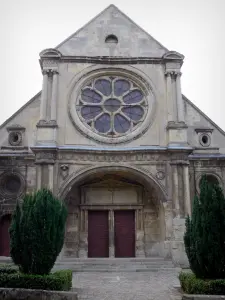 Luzarches - Clocher et chevet de l'église Saint-Côme et Saint-Damien, et cimetière ; dans le Parc Naturel Régional Oise-Pays de France