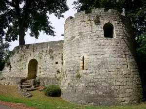 Luzarches - Vestige du château de la Motte (tour et enceinte)