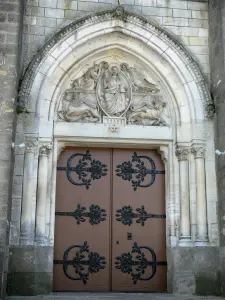 Luzy - Portaal van de kerk Saint-Pierre