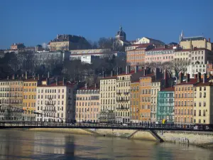 Lyon - Maisons aux façades colorées du quai Saint-Vincent et Saône (fleuve)