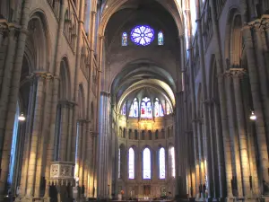 Lyon - Intérieur de la cathédrale Saint-Jean (primatiale)